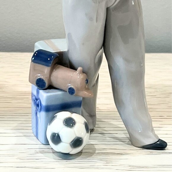 Vintage Lladro Guest of Honor Figurine 5877 Birthday Boy w Cake Presents RARE - Picture 5 of 10